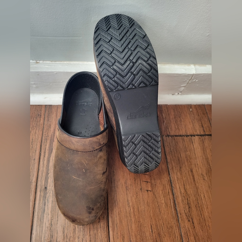 Dansko Genuine Leather Clog, Antique Oiled Brown, Size EU 39/US 8.5